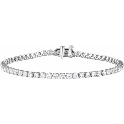 un bracelet de tennis en diamants sur fond blanc