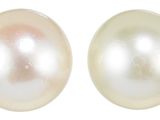 une paire de perles blanches sur fond blanc
