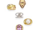 un ensemble composé de cinq bagues et d'une bague sertie d'une perle