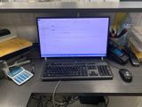 un ordinateur portable posé sur un bureau, à côté d'une calculatrice et d'une autre calculatrice