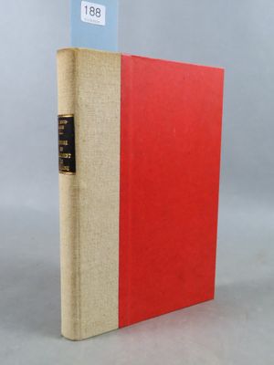 une image représentant un livre à la couverture rouge posé sur une table