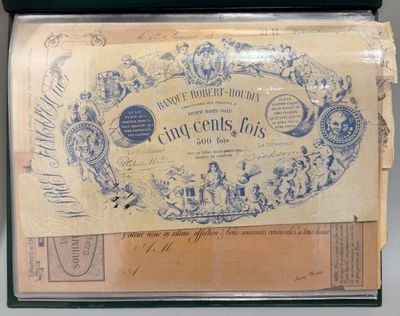 une boîte sur laquelle est posé un bout de papier