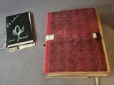 un petit livre et un autre petit livre posés sur une table