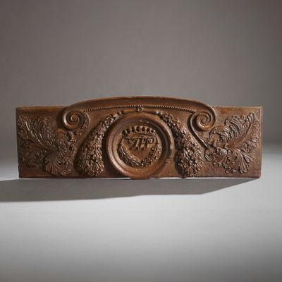 Fronton en chêne, sculpté en fort relief à décor d’un médail…