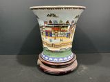 un vase avec un tableau posé sur une table