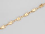 un bracelet en or 18 carats orné de cœurs