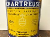 une bouteille de vin posée sur une table