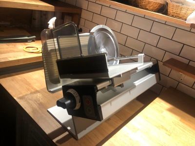 un plan de travail de cuisine équipé d'un évier et d'un lave-vaisselle
