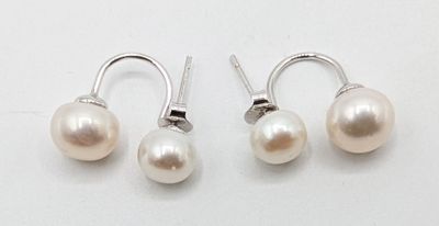 une paire de boucles d'oreilles en perles sur fond blanc