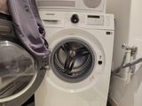 un lave-linge et un sèche-linge dans une petite pièce