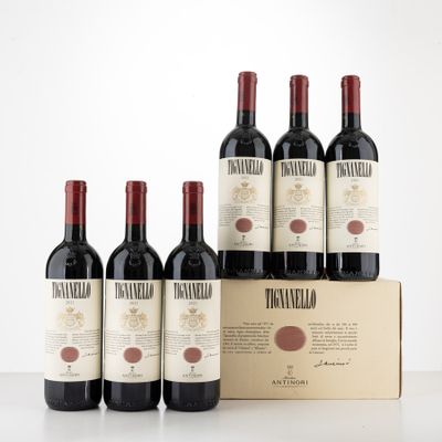 six bouteilles de vin rouge dans un carton sur une table