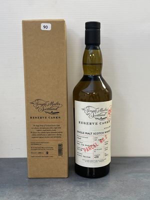 une image d'une bouteille de whisky à côté d'une boîte en carton