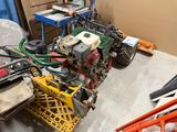 un petit moteur posé sur une palette dans un garage
