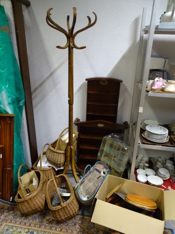 Lot comprenant un porte manteau perroquet, deux étagères et une v...