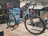 un vélo posé sur une béquille dans un magasin