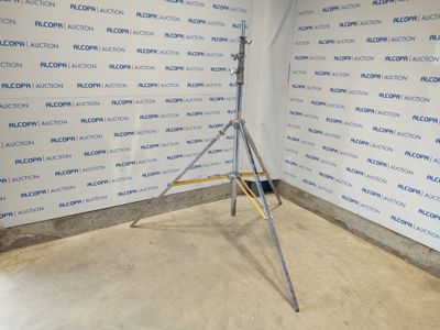 un appareil photo posé sur un trépied devant un mur