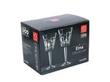 deux verres à vin vides dans une boîte noire sur fond blanc