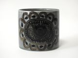 un gros plan d'un vase noir et blanc orné d'un motif