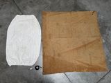 deux feuilles de papier posées par terre l'une à côté de l'autre