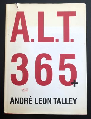 un panneau rouge et blanc sur lequel est inscrit « alt 3655 »
