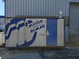 une enseigne bleue et blanche sur le côté d'un immeuble