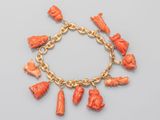 un gros plan sur un bracelet orange orné de breloques