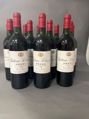 six bouteilles de vin rouge sont alignées sur une table