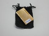 une photo d'un étui à cigarettes doré posé sur un sac noir