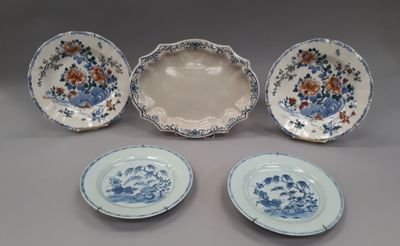 quatre assiettes bleues et blanches ornées de motifs floraux