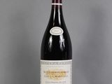 une bouteille de vin posée sur une table