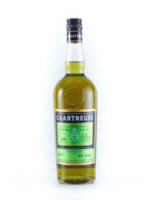 une bouteille de whisky irlandais à la Chartreuse sur fond blanc