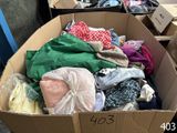 une boîte en carton remplie de vêtements et d'autres objets