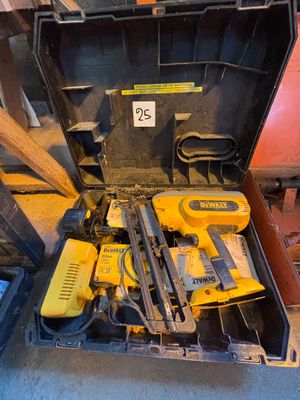 une boîte à outils contenant des outils, posée sur le sol