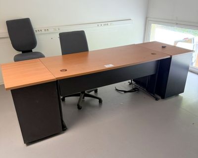 un bureau avec deux chaises et une chaise dans la pièce