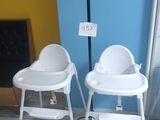 deux chaises hautes pour bébé placées l'une à côté de l'autre