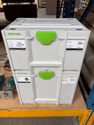 une pile de boîtes munies de poignées vertes