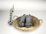un panier contenant une paire de chaussures de bébé