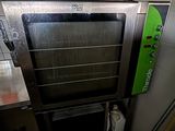 un grand four posé dans un coin de la cuisine