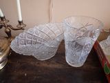 deux verres posés sur une table à côté d'un candélabre