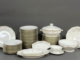 beaucoup d'assiettes et de bols posés sur une table