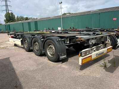 une photo d'un semi-remorque garé sur un parking