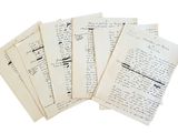 une pile de vieilles lettres posées les unes à côté des autres sur une table