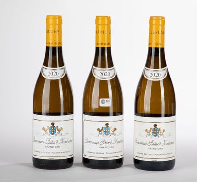 trois bouteilles de vin posées les unes à côté des autres sur une surface blanche