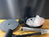 un gros plan d'une table sur laquelle se trouvent un objet métallique et un sac en plastique