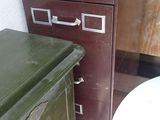 un classeur vert à côté des toilettes dans une salle de bains
