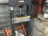 l'image d'une machine dans un garage
