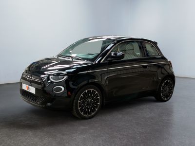 la petite voiture noire est garée dans une grande pièce