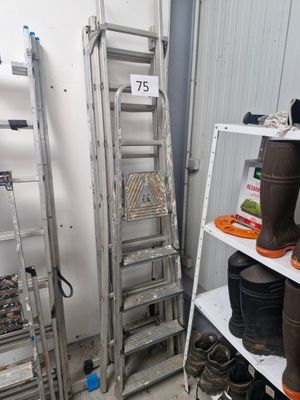 Plusieurs paires de bottes sont alignées sur une étagère dans une pièce