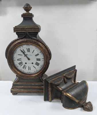 une horloge posée sur une table à côté d'un livre