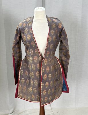 une image d'une veste de femme sur un mannequin
